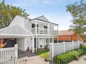 Purchased: 33 Lloyds Avenue, Caulfield East